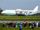 Na praské letit v Ruzyni dosedlo nejvtí letadlo na svt Antonov An-225...