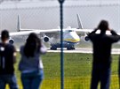 Na praské letit v Ruzyni dosedlo nejvtí letadlo na svt Antonov An-225...