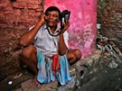 DLNÍCI. Indití dlníci telefonují v jedné z kalkatských uliek.