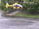 Záchranái pi Helicopter show cviili vytaení tonoucího z eky vrtulníkem