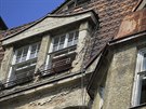 Zat�mco prav� ��st secesn�ho dvojdomu v Kotl��sk� ulici je pe�liv� opraven�, ta...