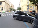 Auta parkující v Pemyslovské ulici