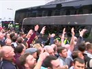 Fanouci West Hamu brzdili autobus Manchesteru. Zápas ml zpodní.