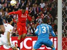 Liverpoolský útoník Daniel Sturridge hlavikuje na  bránu Sevilly ve finále...