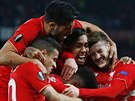 Fotbalisté Liverpoolu ve finále Evropské ligy objímají stelec gólu Daniela...