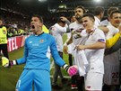 Branká David Soria a jeho spoluhrái z FC Sevilla se radují z triumfu v...