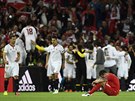 Fotbalisté Sevilly se radují z triumfu v Evropské lize, v popedí lituje...