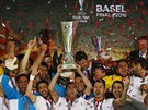 Fotbalisté Sevilly se radují s trofejí pro vítze Evropské ligy.