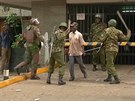 Policisté bijí obuky protestujícího v keském Nairobi. (16. kvtna 2016)