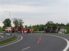 Na Praském okruhu se pevrátil na bok kamion s ovocem (18.5.2016).