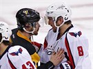 Sidney Crosby z Pittsburghu (vlevo) a Alexandr Ovekin z Washingtonu po...