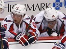 Frustrace ve tváích hokejist Washingtonu po vyazení z play-off NHL.