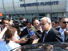 Egyptský premiér erif Ismail hovoí s novinái na káhirském letiti.