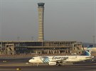 Airbus A320 s registrací SU-GCC spolenosti EgyptAir na letiti v Káhie na...