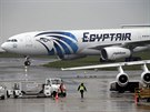 Provoz aerolinek EgyptAir mezi Paíí a Káhirou pokrauje. Na snímku letadlo,...