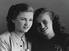 Snmek Larissy imekov se sestrou z roku 1942 ped odchodem do transportu,...
