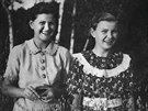 Snmek Larissy imekov (vpravo) se sestenic Ritou Grnwaldovou z roku 1939.