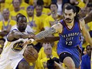 Steven Adams (vpravo) z Oklahoma City se natahuje po míi, bojuje s ním...