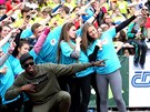 Usain Bolt si své slavné gesto vyzkouel s malými atlety na praském mítinku...