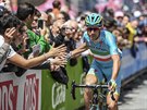 Vincenzo Nibali se zdraví s fanouky pi startu 8. etapy Gira.