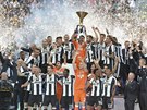 Fotbalisté Juventusu Turín slaví s pohárem pro mistry italské ligy.