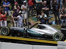 Jedno z aut stáje Mercedes se odtahuje po sráce Lewise Hamiltona a Nico...