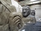 Příprava makety Stalinova pomníku pro snímek Monstrum