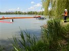 Záchrana osobního automobilu Hyundai Trajet ze známého rybníka Bezru na okraji...