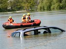 Záchrana osobního automobilu Hyundai Trajet ze známého rybníka Bezru na okraji...
