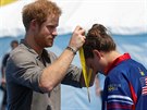 Princ Harry odevzdává zlatou medaili Elizabeth Marksové z USA (Orlando, 11....