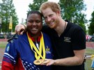 Princ Harry zapózoval s americkým atletem na Invictus Games (Orlando, 10....