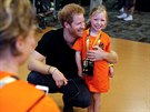 Princ Harry ochotn pózuje s malými fanouky na  Invictus Games (Orlando, 7....