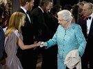 Královn na oslav 90. narozenin pály i celebrity, napíklad zpvaka Kylie...