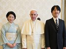 Pape Frantiek a japonský princ Akiino a jeho manelka princezna Kiko...