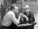 Ludk Munzar a Iva Janurová ve filmu Neviditelný (1965)