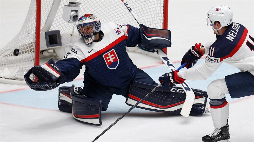 Július Hudá�ek v brance Slovenska ma�í �anci Brocka Nelsona z týmu USA: