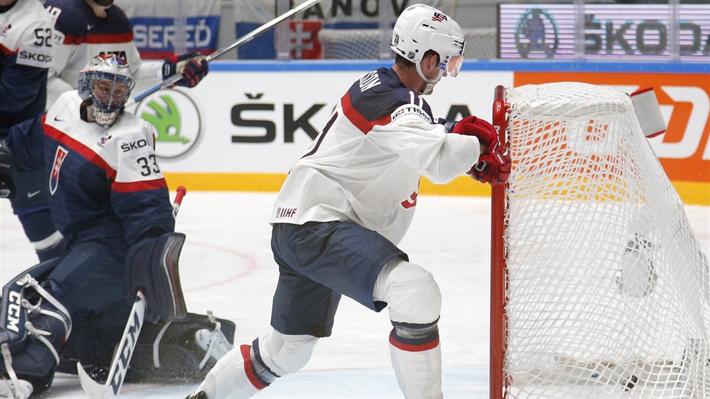 Brock Nelson z USA p�ekonává slovenského branká�e Júliuse Hudá�ka.