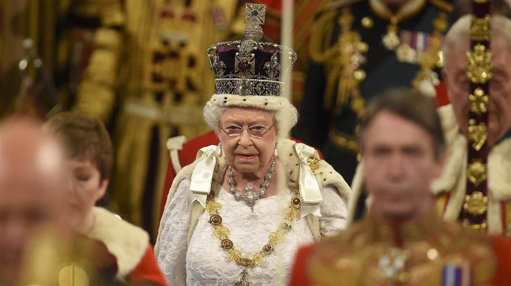 Královna Albta II. v britském parlamentu.