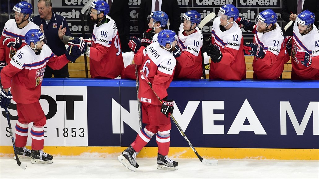 Hokejisté oslavují gól v utkání proti �výcarsku na MS 2016 v Rusku