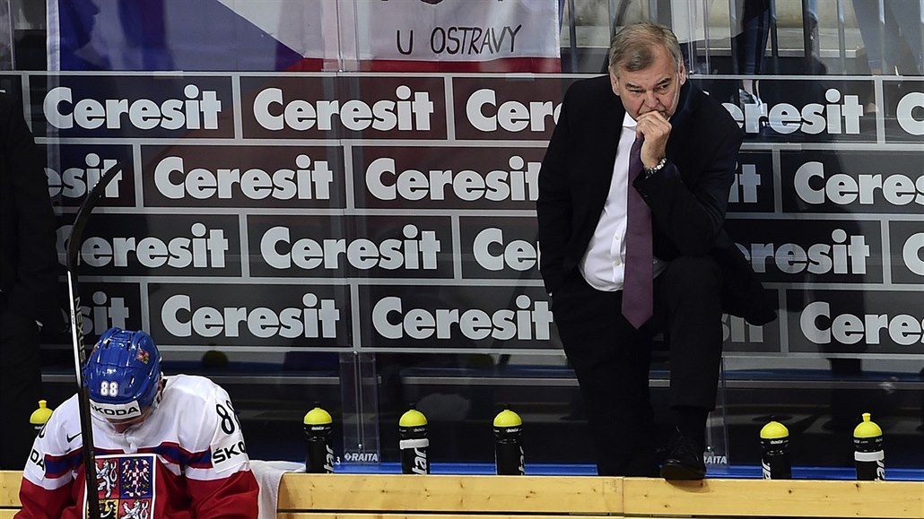 Zklamaný trenér Vladimír V�jtek krátce po prohraném �tvrtfinále s USA, které...