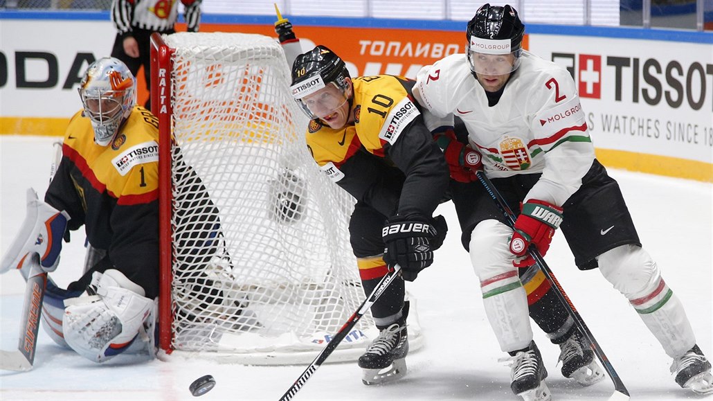 N�mec Christian Ehrhoff v souboji o puk s Csabou Kovacsem z Ma�arska.