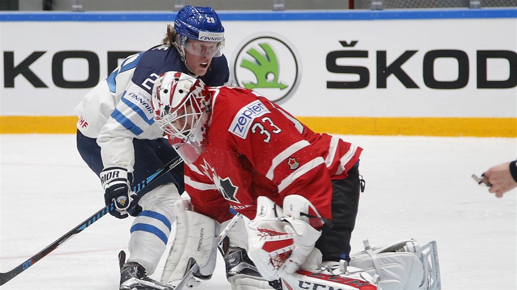 Patrik Laine z Finska p�ed kanadským branká�em Camem Talbotem.