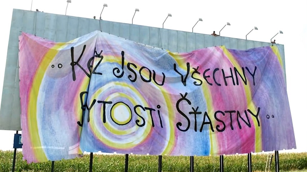 Kéž jsou všechny bytosti šťastny. Nejslavnější billboard od D1 ukradli -  iDNES.cz