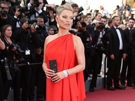Slavnostní rudá ostatně v Cannes frčí, a to i pokud jde o oblečení. Oblékat je...