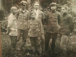 Stepan Bandera (uprostřed v popředí). Fotografie pochází z roku 1925, kdy bylo...