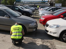 Detektivov protikorupnho tvaru spolu s celnky a pracovnky finann sprvy...