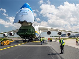 Pí trupu byla pevzata z An-124, k ní byly vyrobeny zcela nové a zesílené...