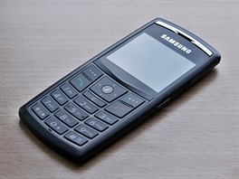 Samsung X820 na snímku stále funguje. Je z roku 2006 a byl to v té době...