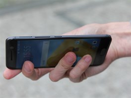 HTC 10 me z uritých úhl psobit jako tenký telefon, ale je to dáno práv...