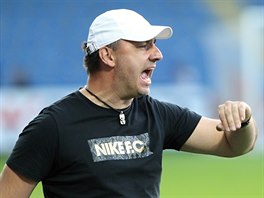 Liberecký trenér Jindřich Trpišovský diriguje své svěřence.